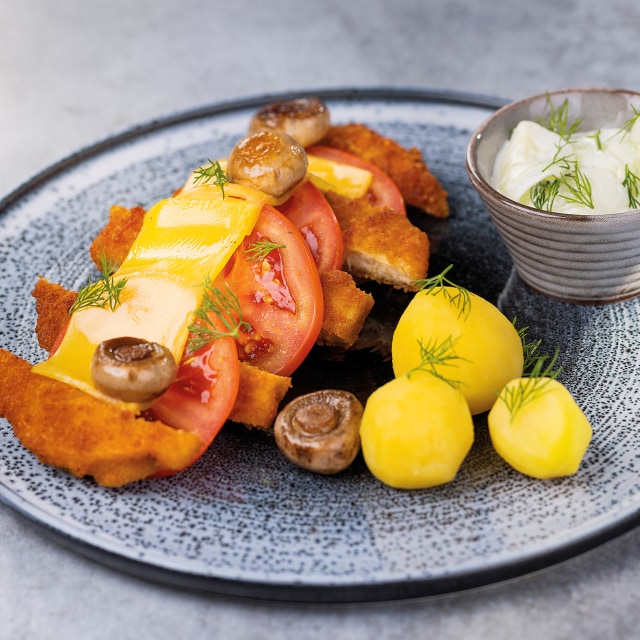 Wegański kotlet/ mizeria / młode ziemniaki Wegański kotlet/ mizeria / młode ziemniaki